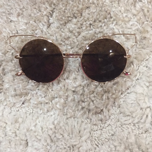 Available in 4 colors - Picture 3 of 5